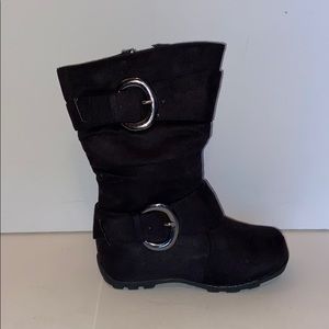 Girl’s black buckle winter boots
